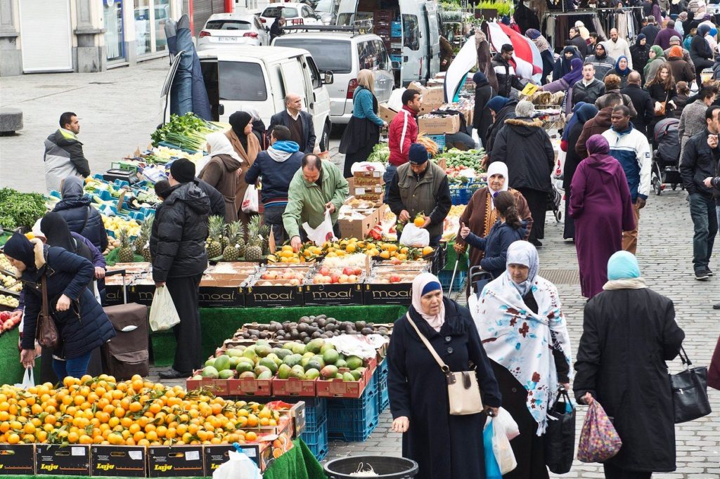 Il mercato di Molenbeek, alla periferia di Bruxelles, noto per aver ospitato gli organizzatori degli attentati terroristici di Parigi.